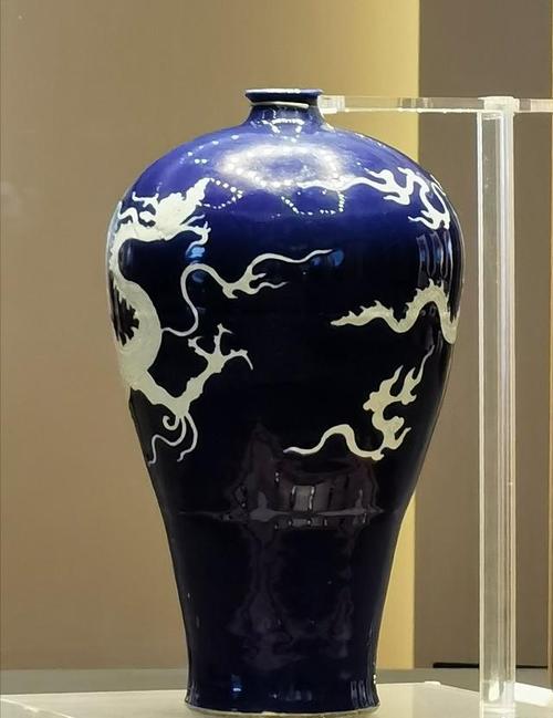 禁止出境文物之"元代霁蓝釉白龙纹梅瓶"
