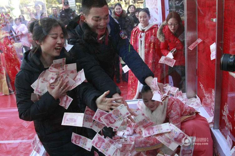 杭州景区给游客派发年终奖百万大钞满天飞图