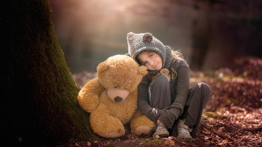 逗人喜爱的小女孩和玩具熊在森林里 640x1136 iphone 5/5s/5c/se 壁纸