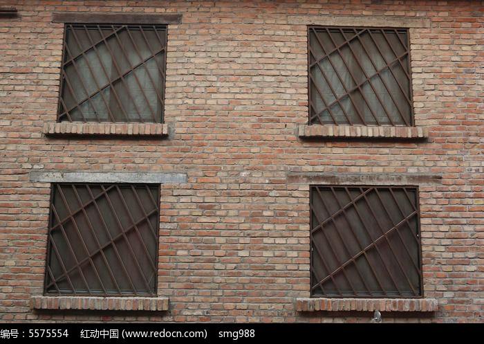 砖墙上的四扇铁窗背景素材