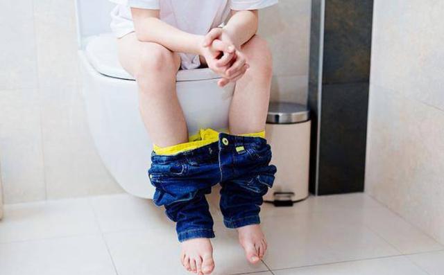 宝宝明明学会了上厕所,却还经常尿裤子,妈妈了解这几点很重要