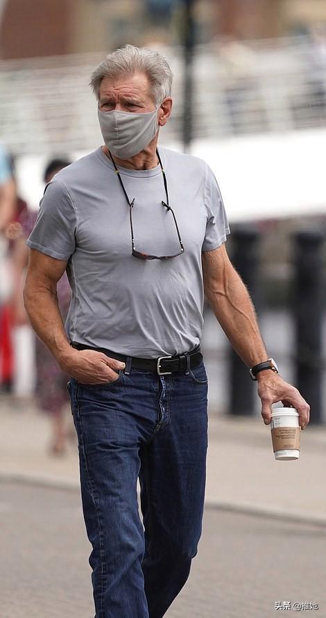 哈里森·福特外出闲逛,他穿着一件灰色短袖紧身t恤展示着肌肉发达的
