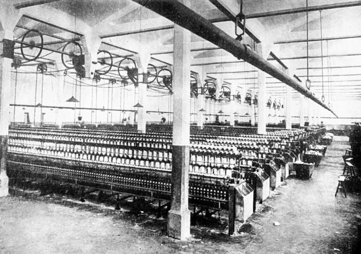 14)1922年10月,开业后的大通纱厂生产车间内的摇纱机.