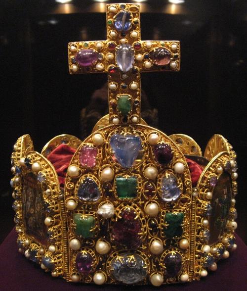 现存最为古老的王冠应属神圣罗马帝国的黄金冠.