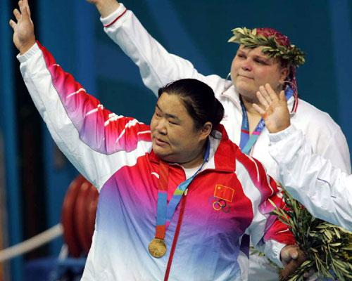 会女子举重75公斤决赛中,中国选手唐功红以305公斤的总成绩夺得冠军