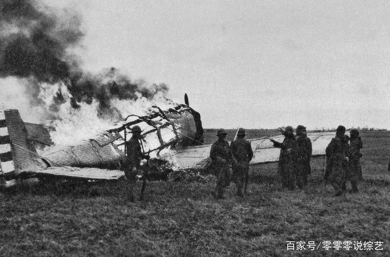 1938年2月3日,安徽蚌埠飞机场,日军在烧毁中国军队的轰炸机