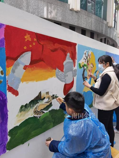 今天,柳州市中心这堵墙"长"出了各种奇思妙想|墙绘|绘画|艺术|高尚
