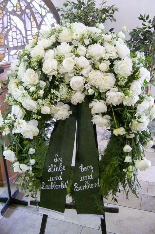而在欧洲来说,葬礼花艺受欧洲现代花艺影响,因此花环,花泥和花束才是