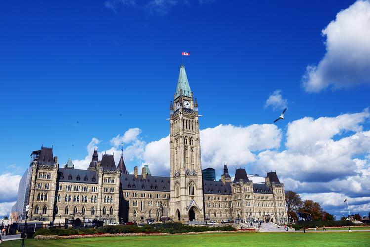 构成国会大厦的是三个哥特式建筑,这里随处可见雕塑,是加拿大政府的