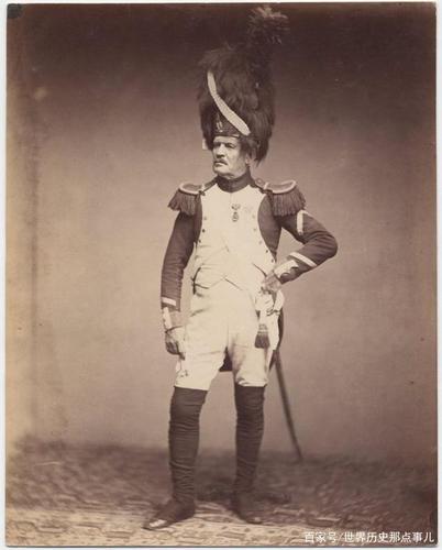 1858年:拿破仑逝世37年后,他的老兵依然穿军服,佩勋章来纪念他