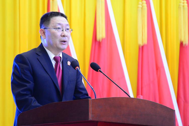 2月5日金凤区人民法院院长王海滨在金凤区人大三届三次会议上作法院