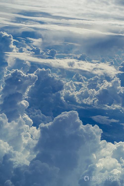 大量的风暴云与云在飞行期间的各种形式的美丽的天空通过以上云抽象