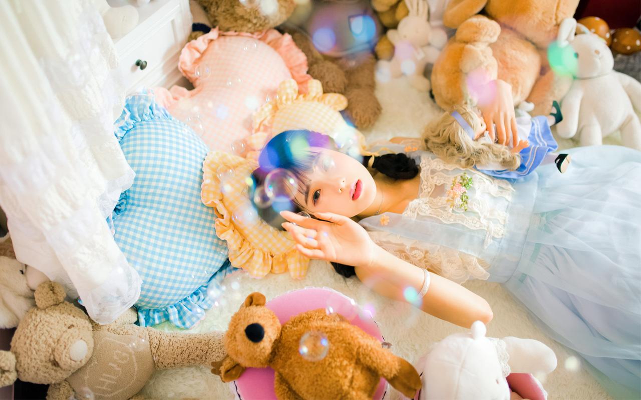 清纯美女唯美梦幻写真高清桌面壁纸,清纯可爱的女孩,在一个泡泡和玩具