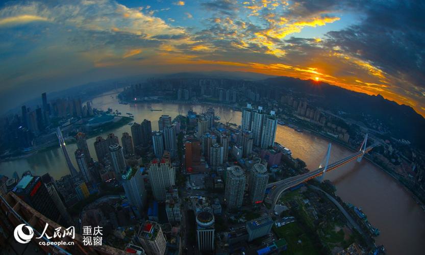 在重庆渝中区高楼上远眺的日出.王正坤 摄