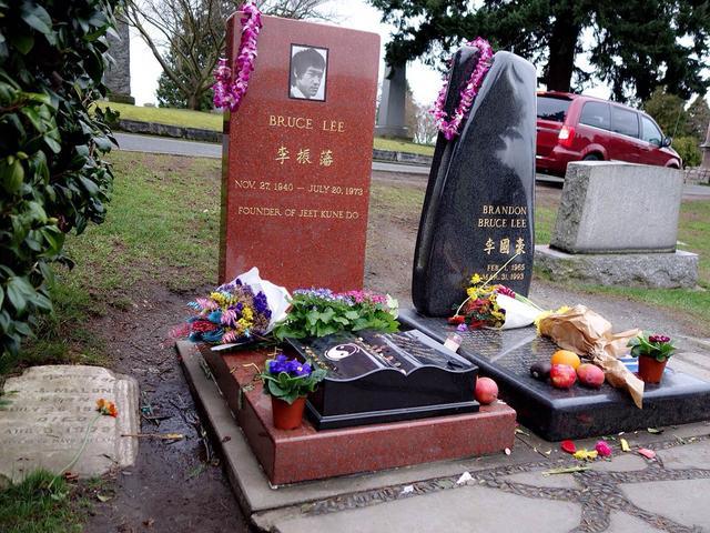 李小龙死后坟墓葬在了哪里他的墓碑旁埋葬的男人是谁