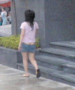 女子上街露半个屁股 重庆市民议论纷纷