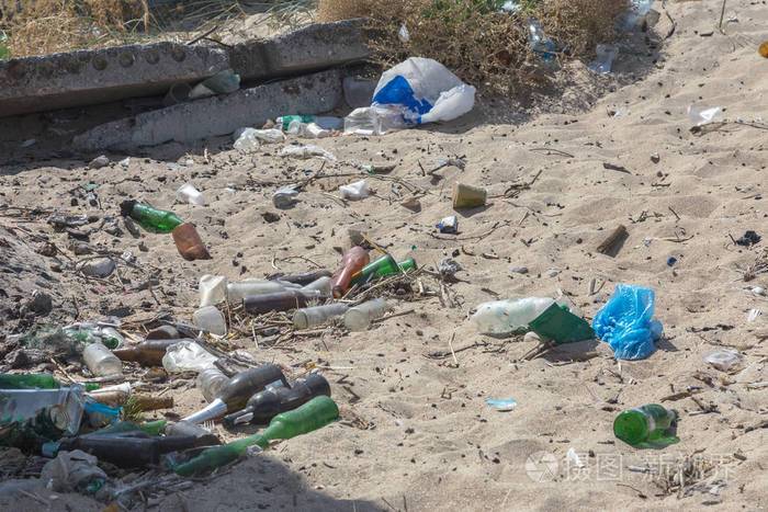 空的旧脏塑料瓶. 肮脏的海洋,沙质的海岸,黑海. 环境污染. 生态问 ..