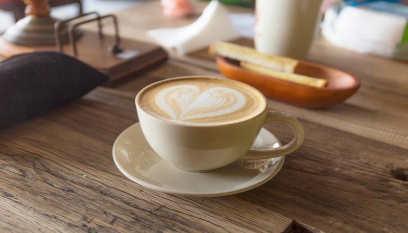 瑞幸咖啡2023年营收增长超87净开店8034家在泰国遭山寨