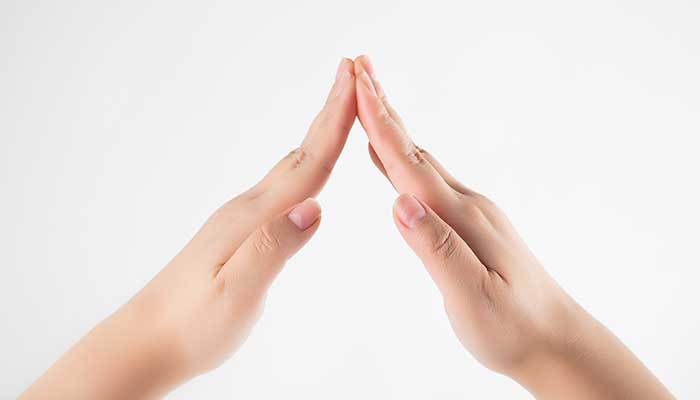 手语就是用手势比量动作,根据手势的变化模拟形象或者音节以构成的