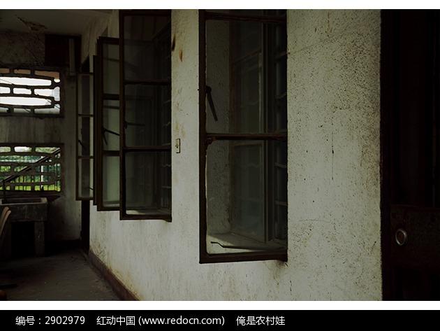 老旧的教室里的玻璃铁窗与白色墙壁