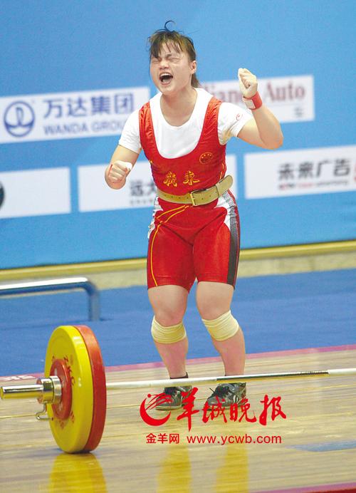 昨天,在举重女子53公斤级比赛中,广东选手黎雅君以105公斤超抓举