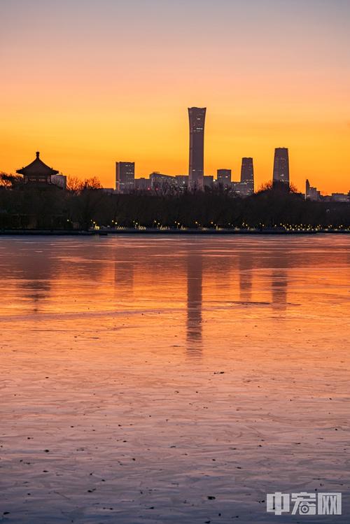 日出时分的北京