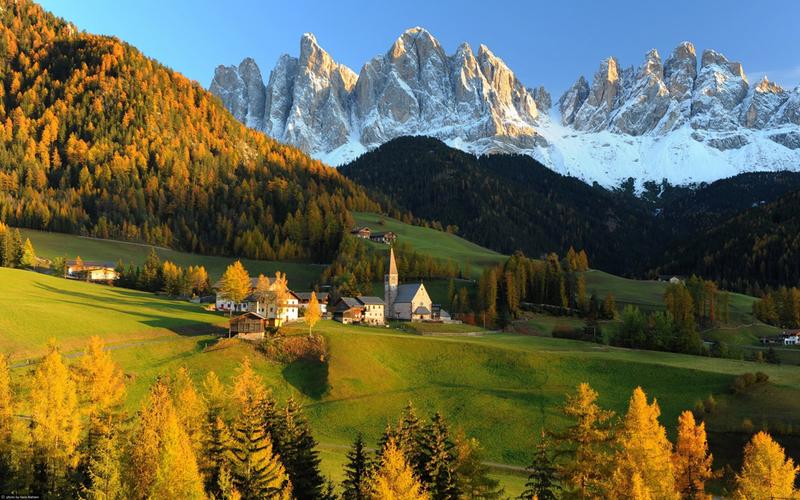 瑞士阿尔卑斯山宁静美丽的村庄风景桌面壁纸下载