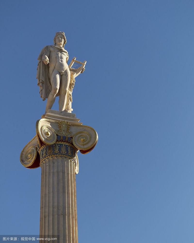 阿波罗的音乐之神和诗歌雕像在柱上,房型上