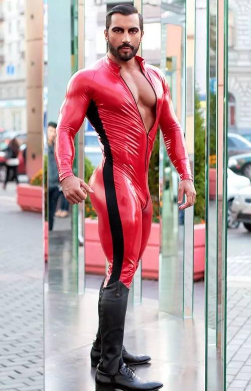 难道俄罗斯肌肉男是男扮女装的肌肉芭比!?这也太恐怖了吧!_手机搜狐网