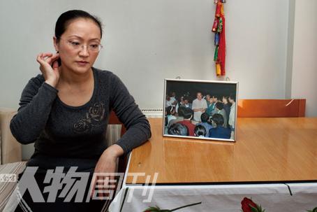 夏宗伟在家中,桌子上摆放的照片为:1994年9月28日晚,牟其中在北京大学