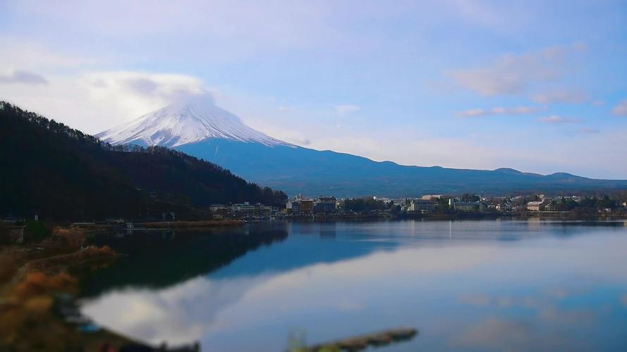 日本樱花与火山风景:美丽与神秘的交织