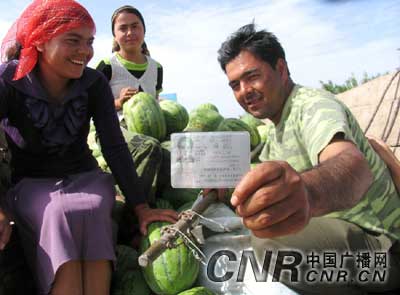 新疆焉耆农民为防假冒手持身份证卖西瓜