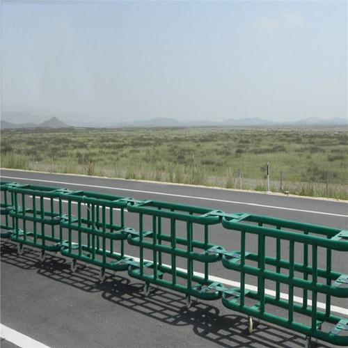 高速公路中央分隔带开口预应力防撞活动护栏梯形护栏定做