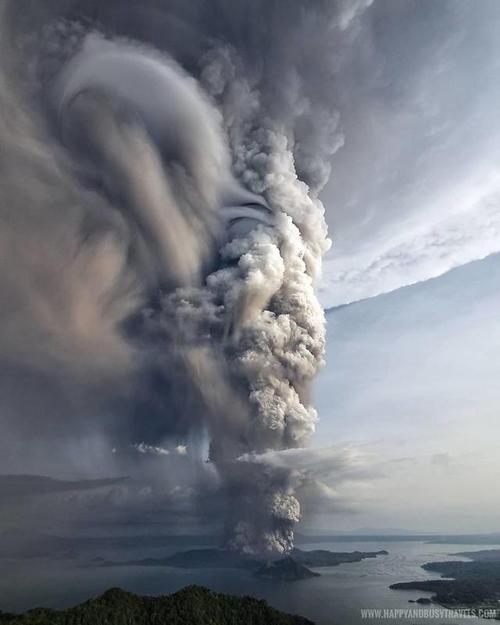 菲律宾火山爆发形成一朵巨大的怪异云柱