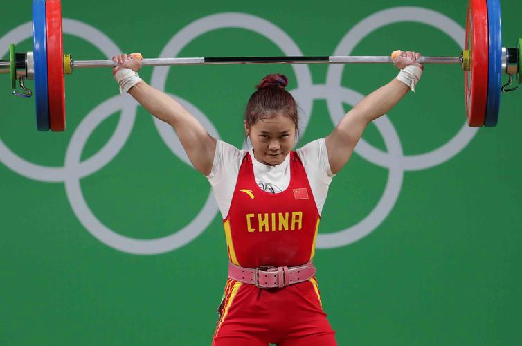 邓薇在女子举重63公斤级比赛中打破挺举和总成绩两项世界纪录无可争议