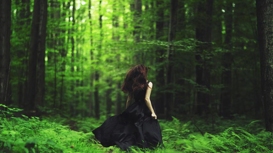 森林女孩黑色裙子唯美意境壁纸高清大图预览1920x1080_美女壁纸下载
