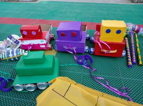 中心幼儿园教师利用废旧材料自制玩具比赛