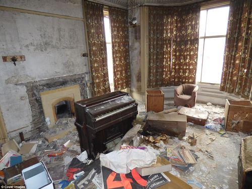 而在另一个房间里,迎接新主人的是破旧的钢琴和满地垃圾