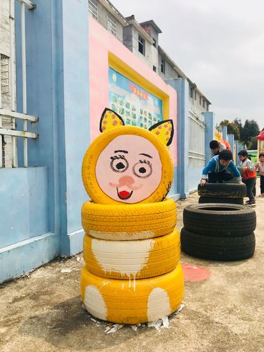 废旧轮胎"大变身"——丰山乡中心公立幼儿园轮胎绘画