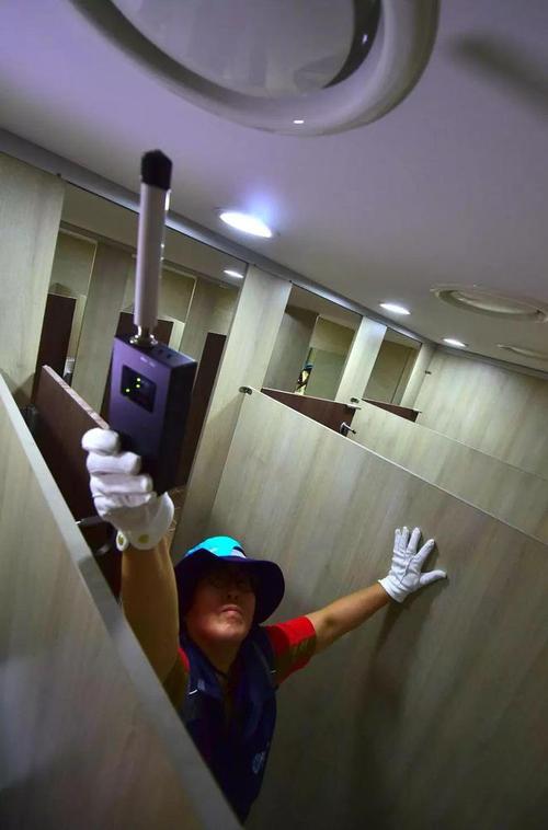 变态韩国偷拍有多猖狂女厕里的每个洞洞都要堵上