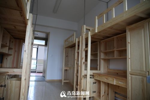 青岛六中学生宿舍家具为纯实木制作,健康环保.
