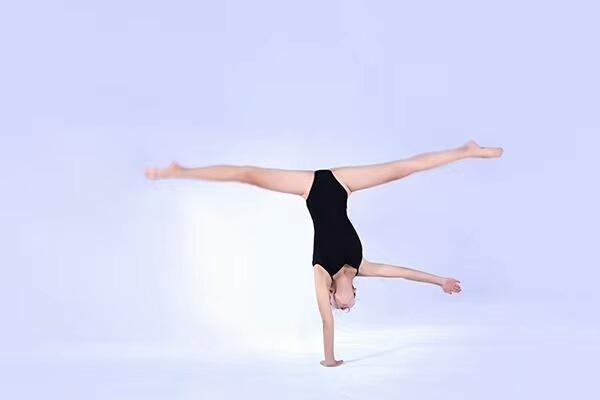 超柔软妹子练瑜伽,展示高难度单手倒立,姿势优雅还能空中劈叉!