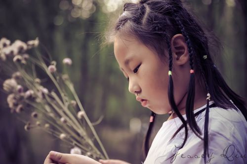 初夏的主题-1-草原上的蒙古女孩