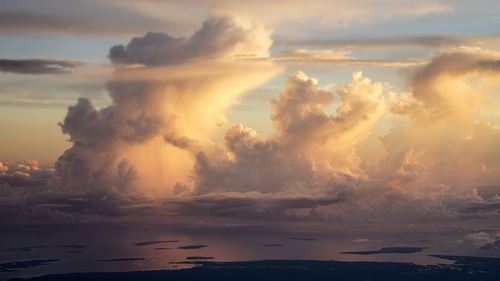 图集介绍:昏黄色云层精选风景壁纸图片,这组图片是不是很好看呢?