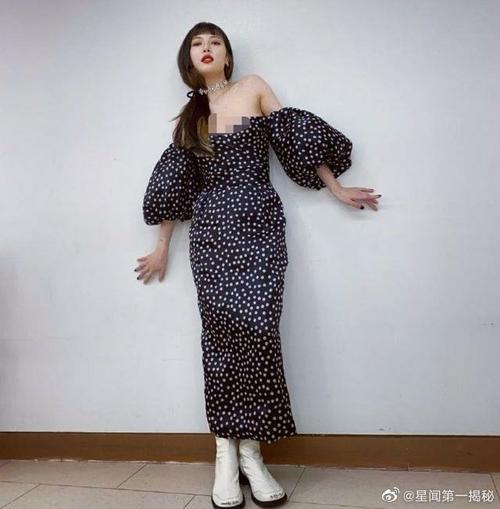 抹胸裙露迷人曲线,网友:衣服要掉了近日,韩国知名歌手金泫雅在个人