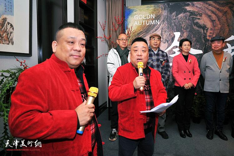 著名双胞胎相声演员吴迪,吴跃主持了范权书画展暨天津大清御品红木