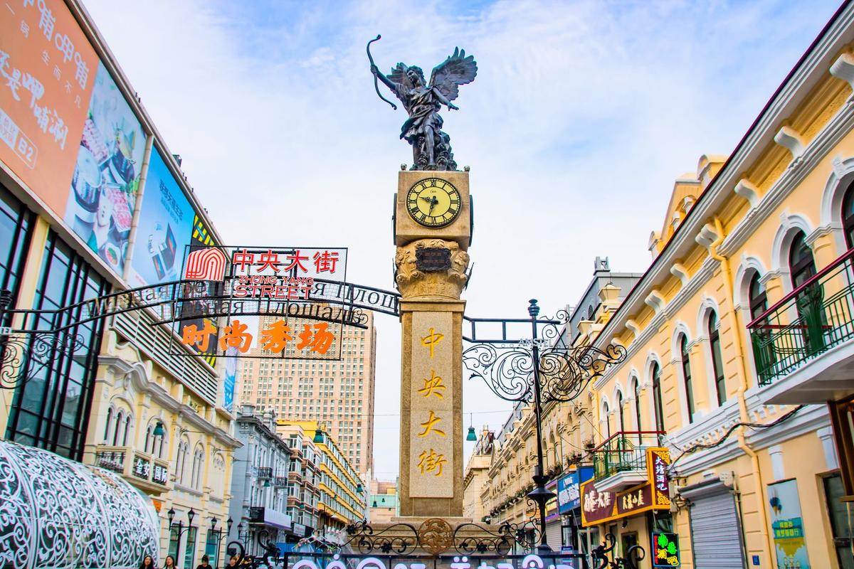 哈尔滨中央大街,有"黄金步行街"的美誉,是游客必打卡的地方