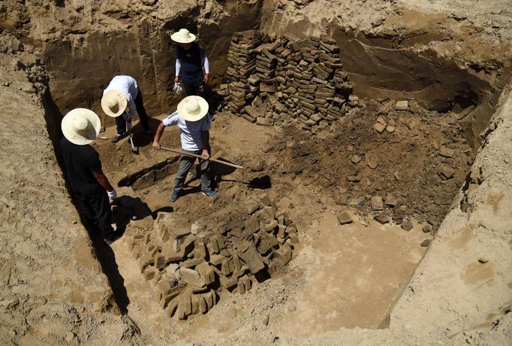 这是6月14日拍摄的山东小清河章丘段考古发掘现场.