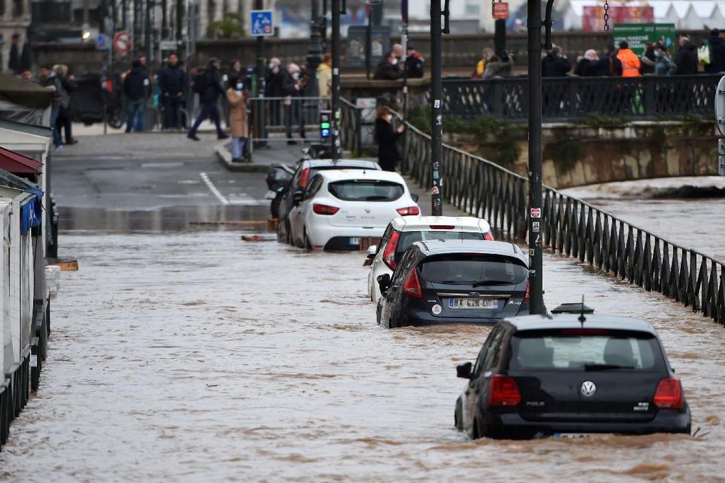 法国西南部城市洪水泛滥街道积水人车难行