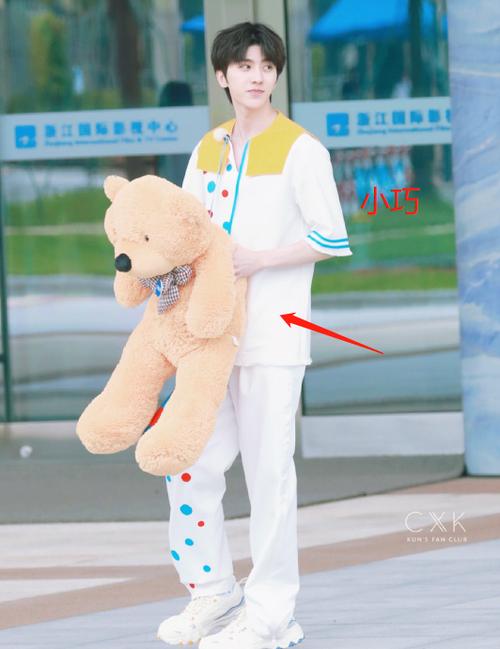 蔡徐坤身高多优越?小熊在他手里是玩具扔到粉丝手里后成"巨兽"